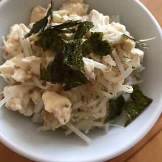 茹でもやしと崩し豆腐のせごはん